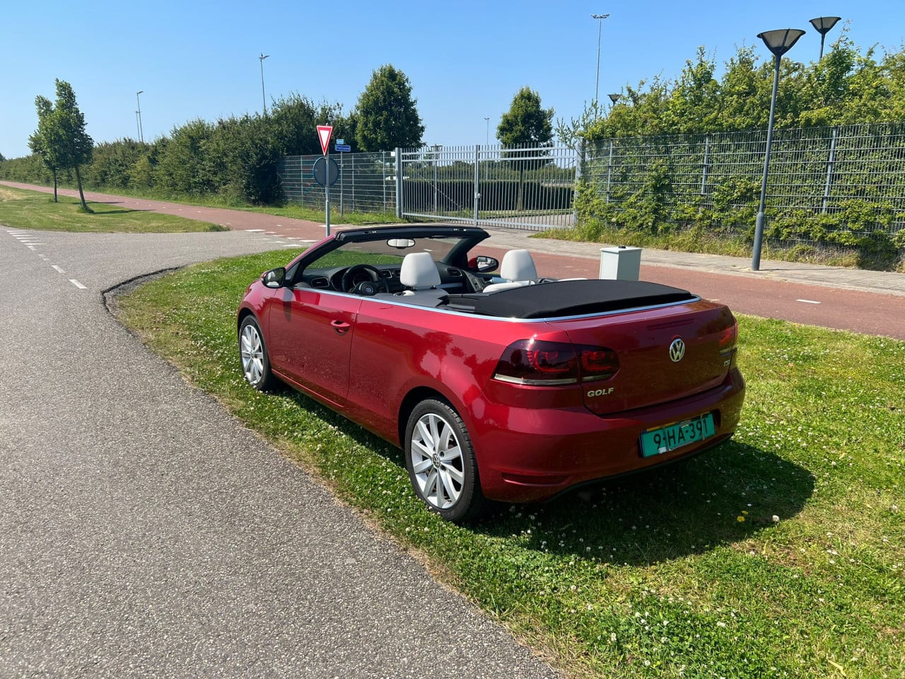 VW Golf Cabriolet uit 2012 met slechts 129.000 km LED/Airco