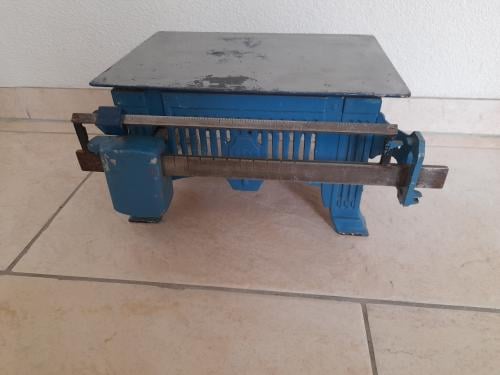 Antieke mechanisch tafelweegschaal met contragewicht.