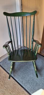 Klassieke houten vintage Windsor-stijl schommelstoel diepgroen