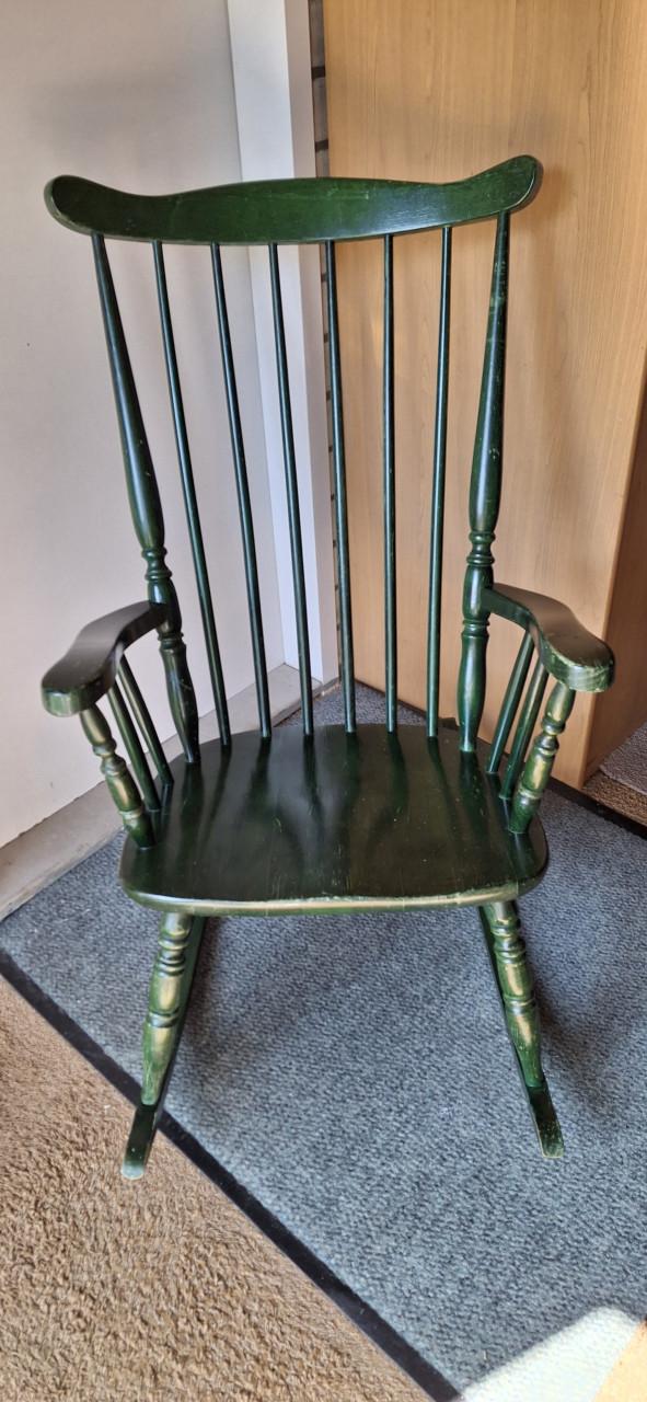Klassieke houten vintage Windsor-stijl schommelstoel diepgroen