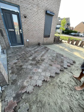 GEZOCHT: kruis klinkers oprit stenen