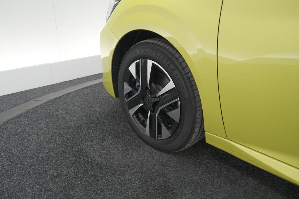 Peugeot 208 puretech 100 allure | parkeersensoren | apple carplay | climate