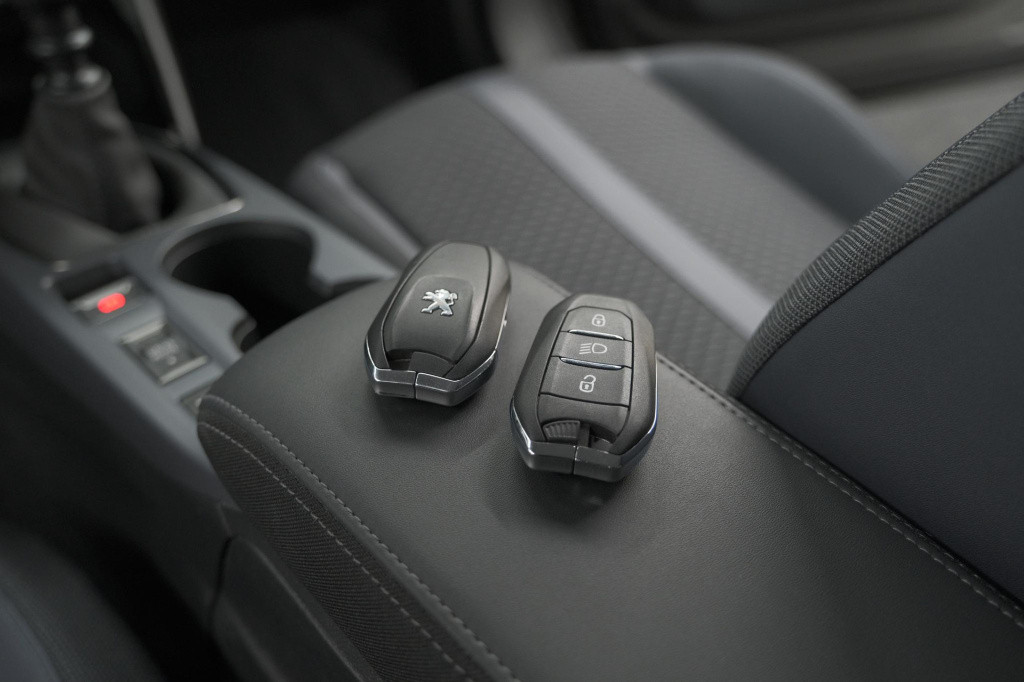 Peugeot 2008 puretech 100 allure | camera | navigatie | apple carplay | par