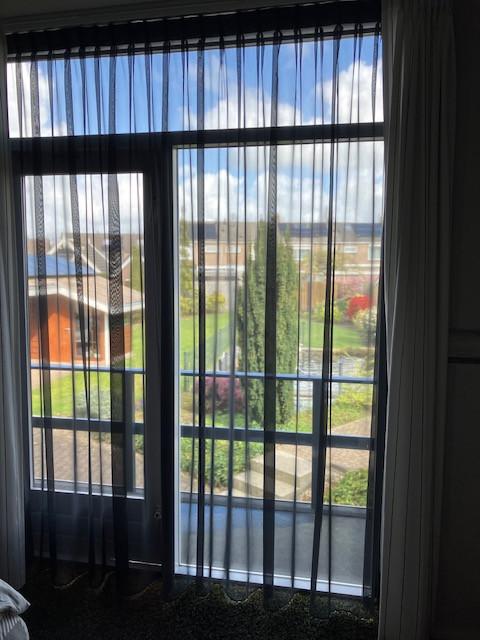 1 Mooie zwarte vitrage.