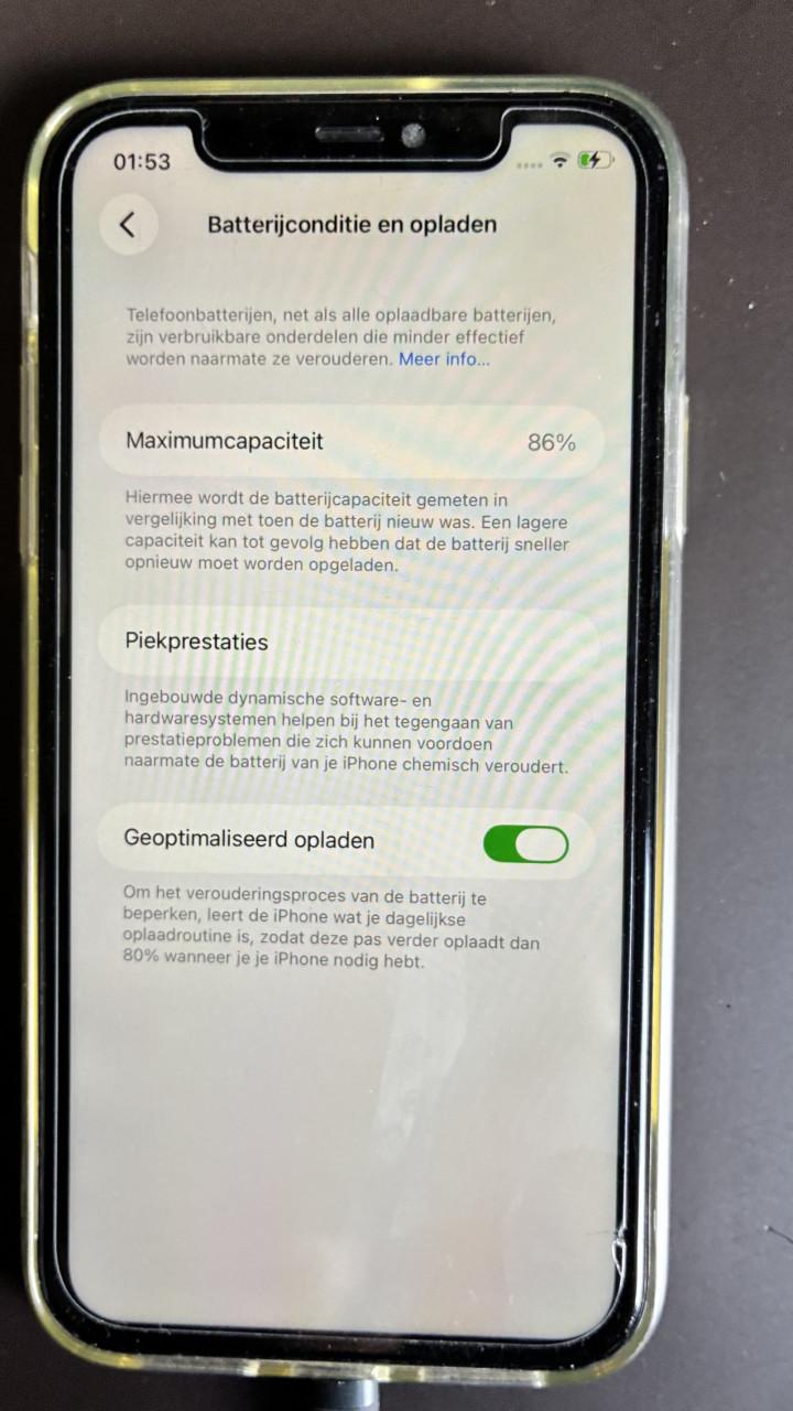 IPhone 11 - 128 Gb-86%-Wit-Scherm vernieuwd maar met krassen