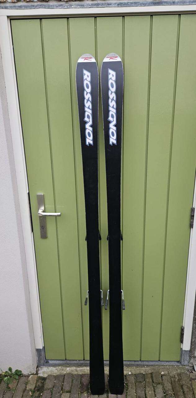 Nette Rossignol ski’s met bindingen en stokken, gewaxt en geslepen.