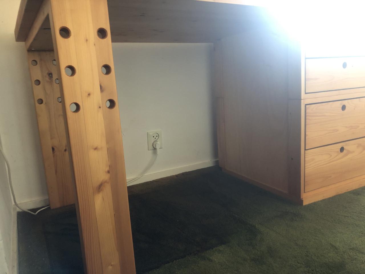 Diverse Lundia stellingkast met lades, bureau met lades en hoektafel