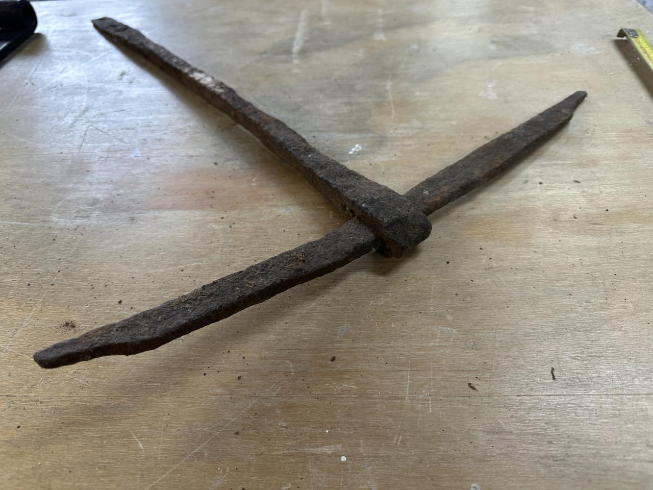 Antiek smeedijzer muuranker  3 stuks bedrag per stuk