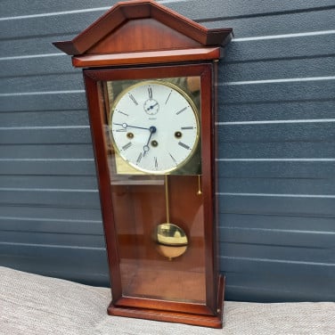 Originele houten kersenhout gelakt regulateur klok.