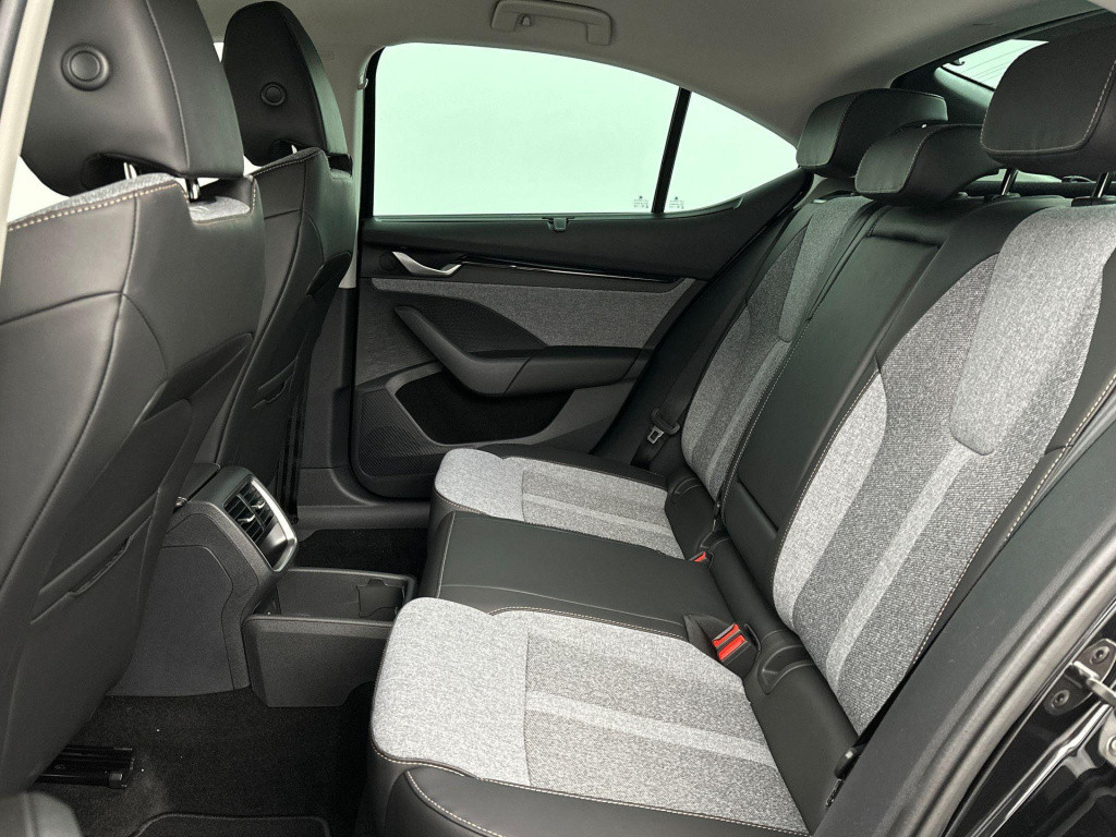Skoda Octavia first edition 1.5 tsi m-hev 85 kw / 115 pk hatchba