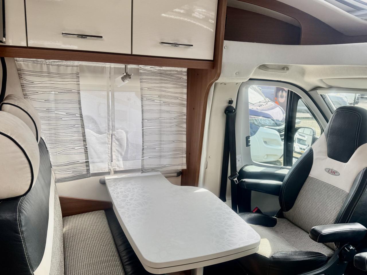 LMC Breezer V646G (Lengtebedden, Nieuwstaat, Dakairco!!)