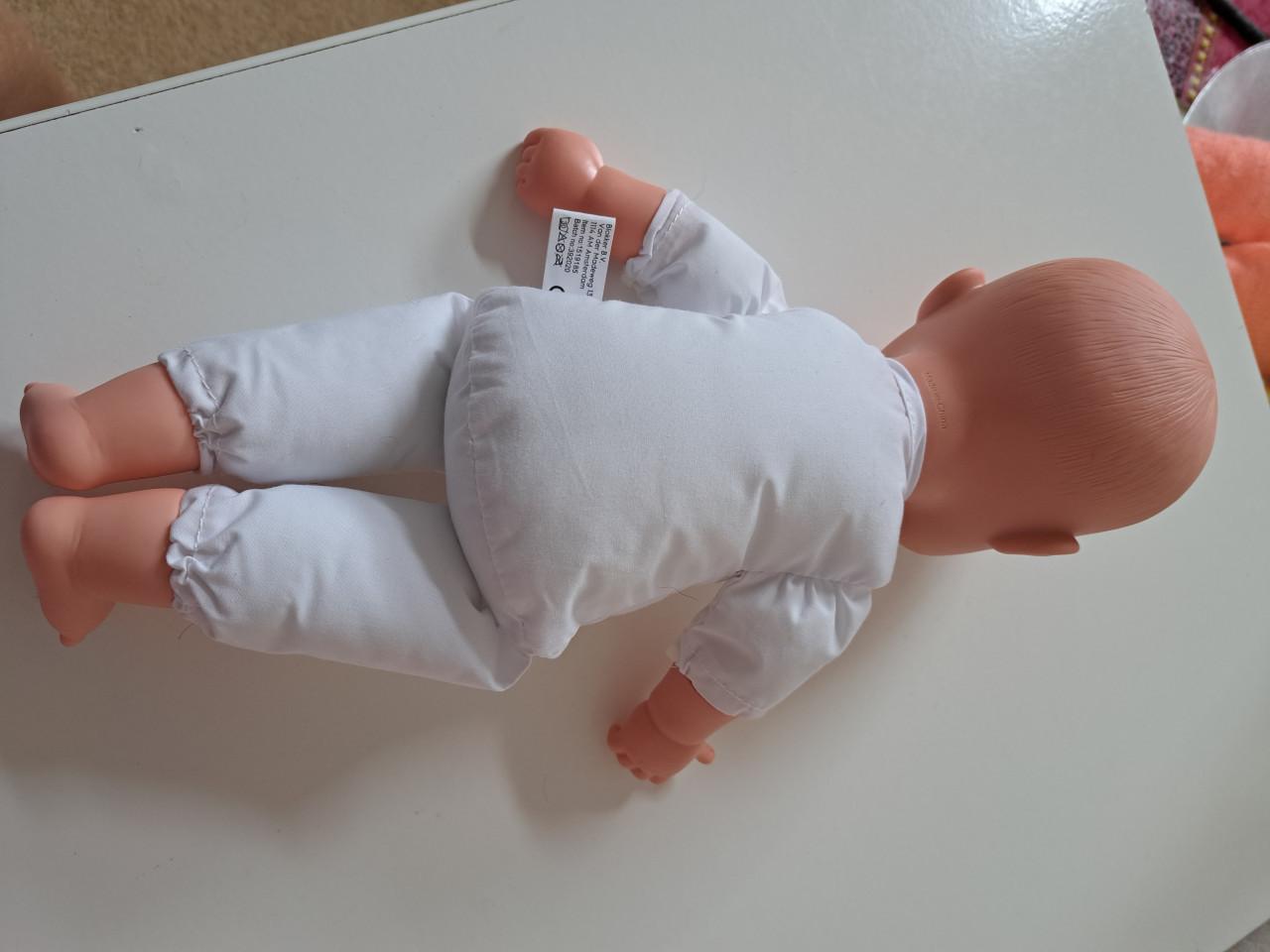 Nieuwe babypop met slaapoogjes en zacht lijfje