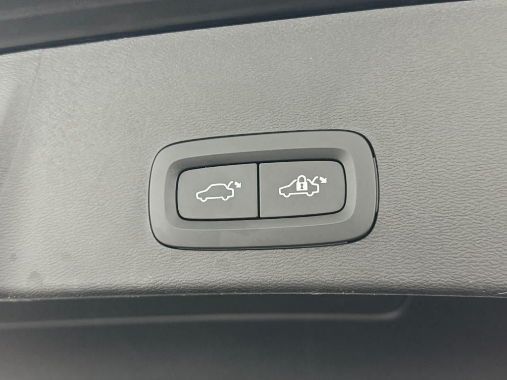 Volvo XC40 t5 262pk recharge ultimate dark| pano| adap.cruise| camera| trek