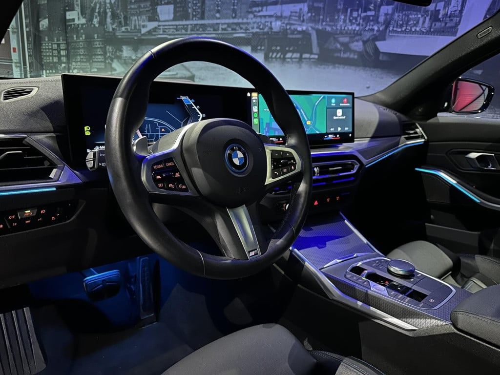 BMW 3-serie 330e m-sport *schuifdak*acc*harmankardon*