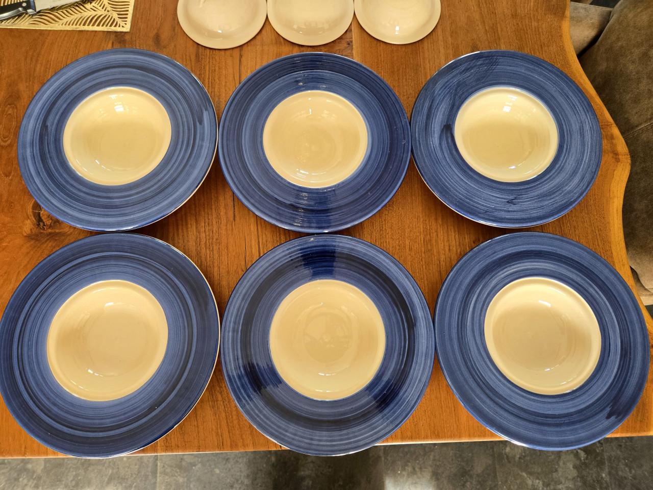 Set van 6 diepe borden met deksels.Helemaal gaaf en nieuw.