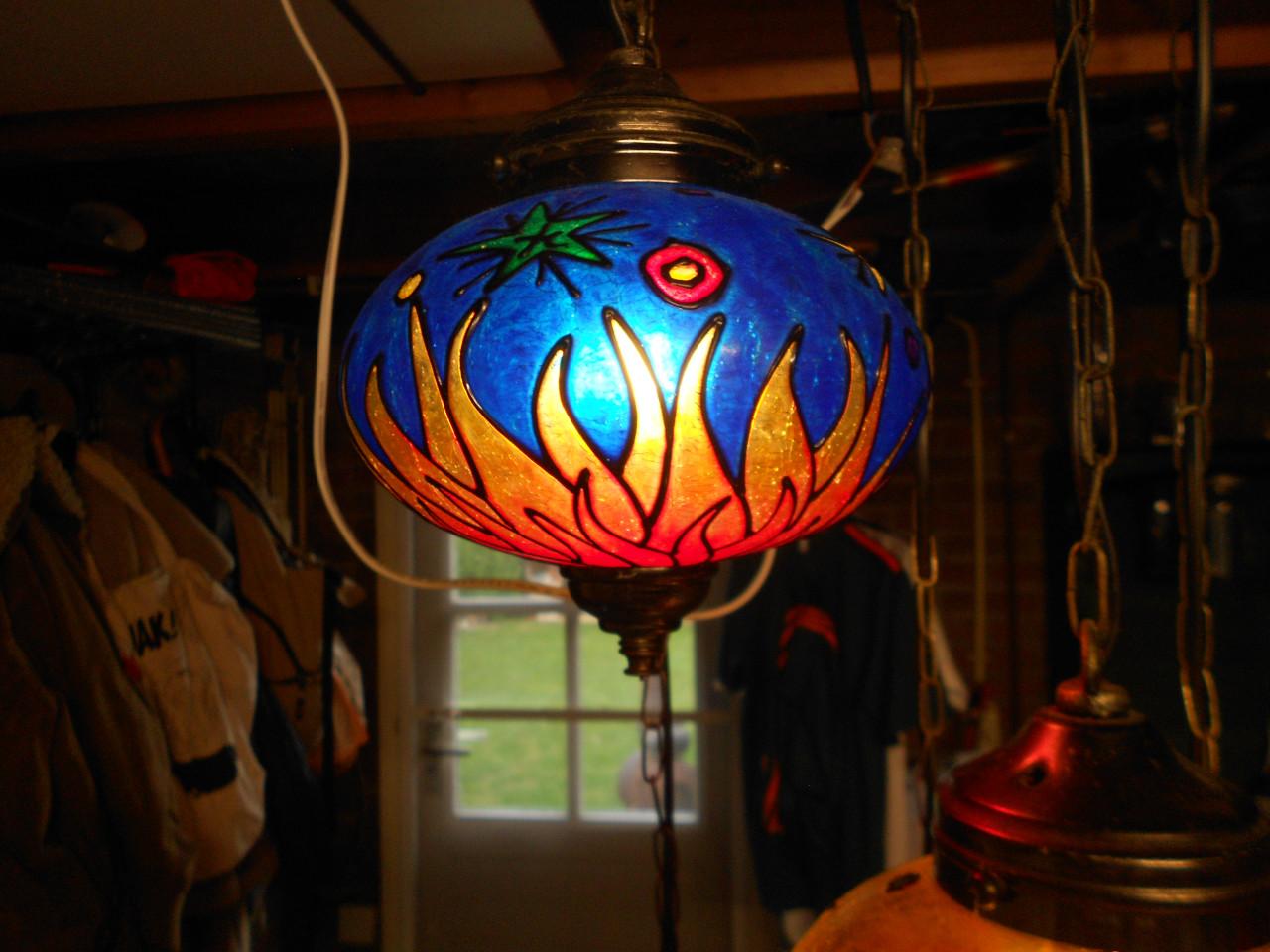 Vintage hanglamp met vijf glazen gekleurde bollen.