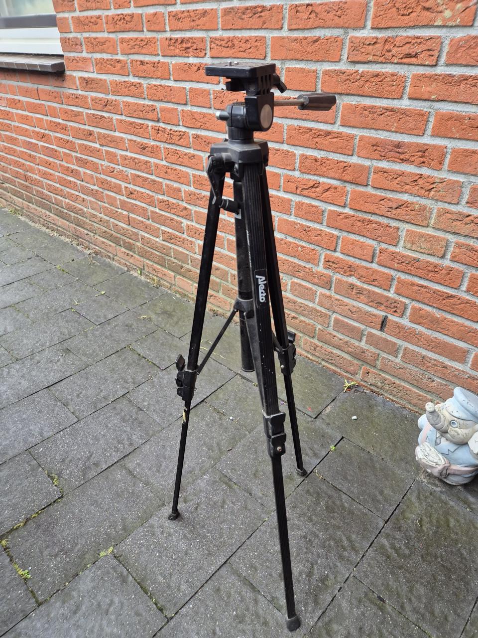 Tripod camera