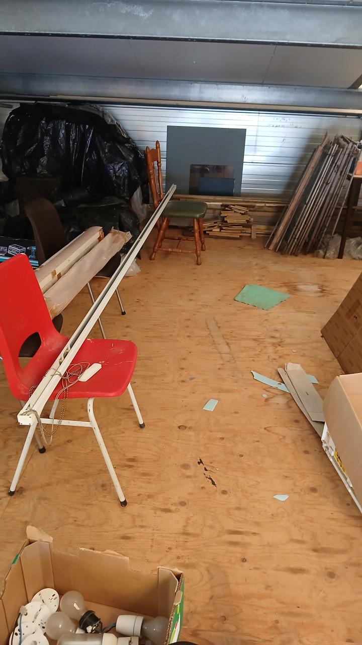 Rail met verticale lamellen