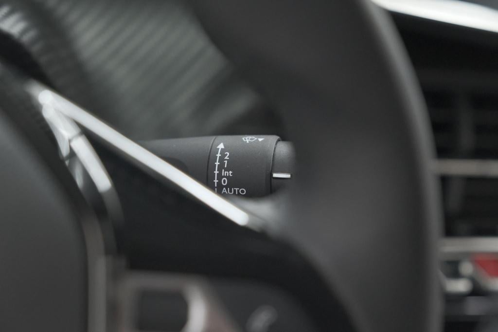 Peugeot 208 puretech 100 allure | parkeersensoren | navigatie | apple carpl