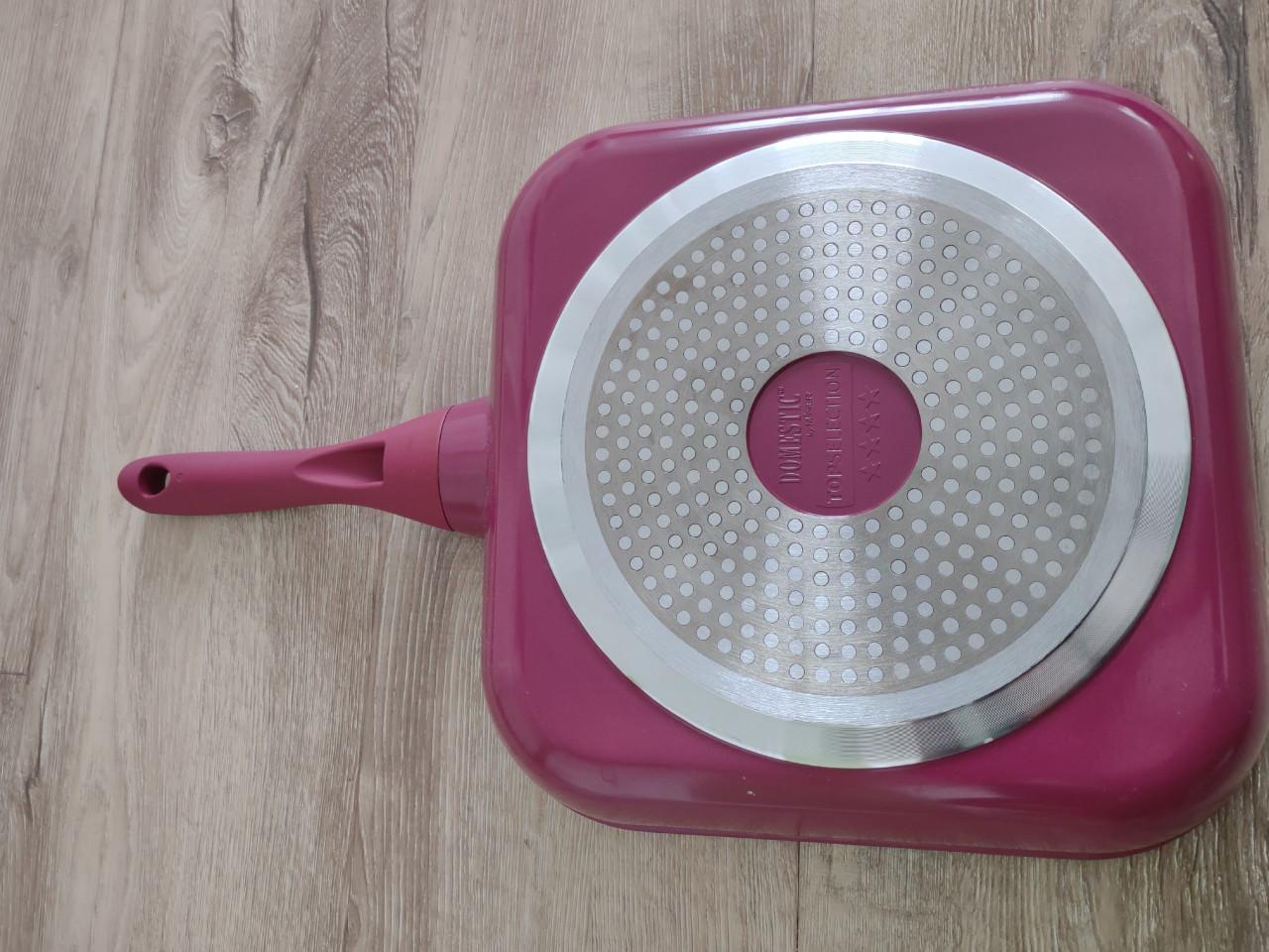 Zeer nette grillpan, bakpan, vleespan. Paars, wit. Als nieuw!