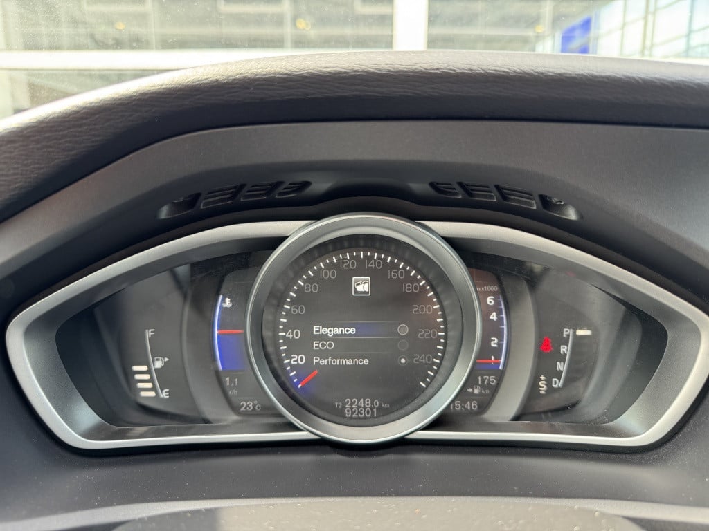 Volvo V40 t3 153pk polar+ sport| panodak| trekhaak| camera| h&k sound