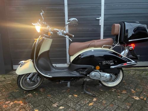 Schitterende agm retroscooter weinig km 4900 full option nu 899 euro