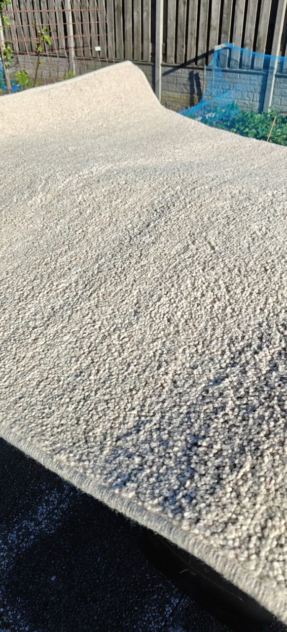 Te Koop Vloer Kleed 135 cm x 185 cm.