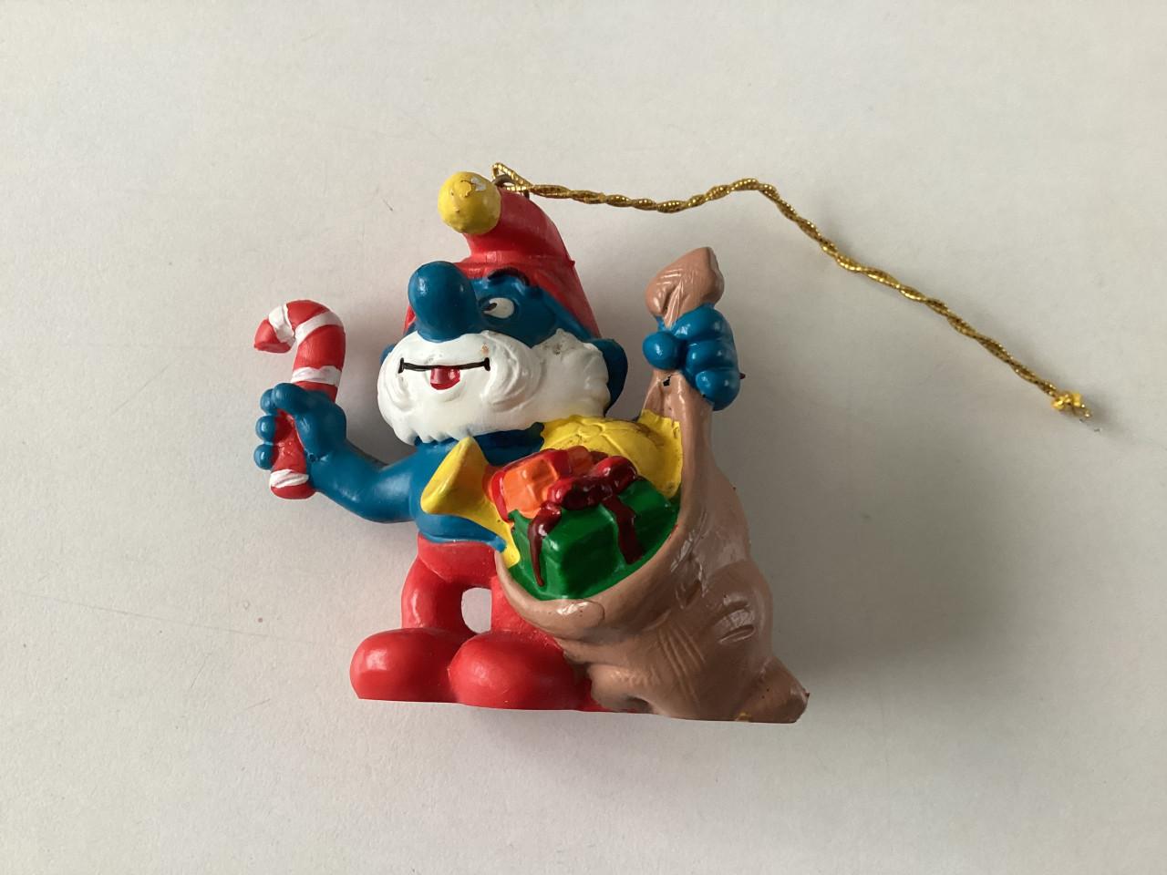 Kerstsmurf met koord.   Nr. 5.1903.     Smurf met geschenkenzak.