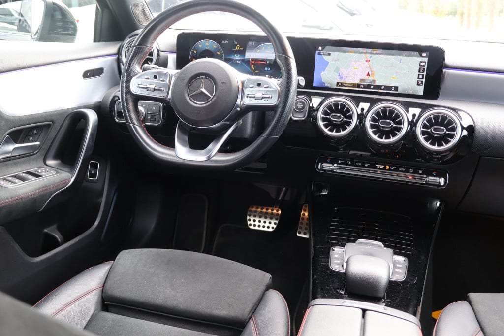 Mercedes-Benz A-Klasse 250 e business solution amg limited l mbux l camera 