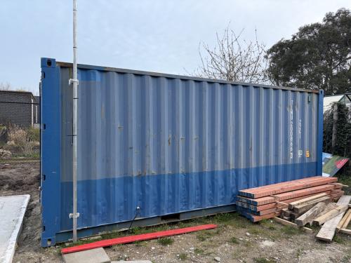 Zeecontainer met lichtmast en meterkast