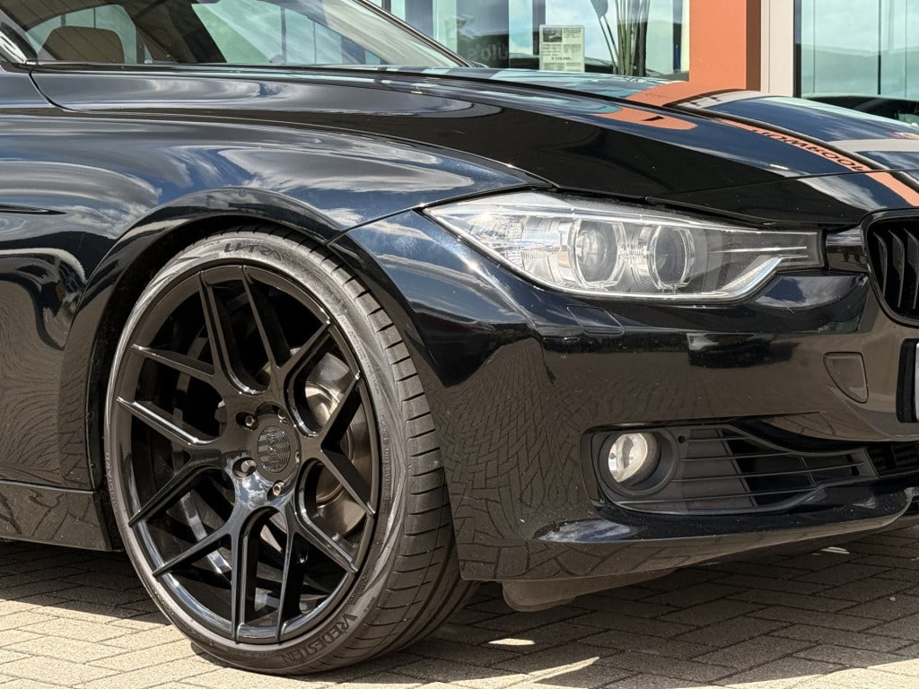 BMW 3-serie 320i high executive | navi | leder | 260pk | elect trekhaak |