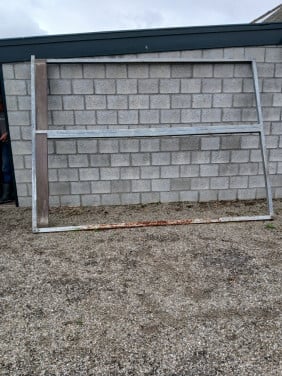 Stalwand te koop,3mtr x 2.20mtr- 120,= euro.