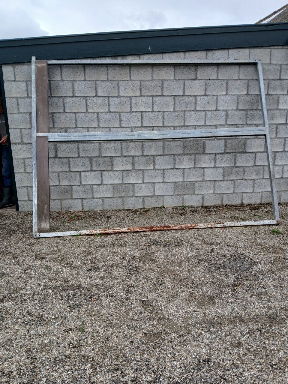 Stalwand te koop,3mtr x 2.20mtr- 120,= euro.