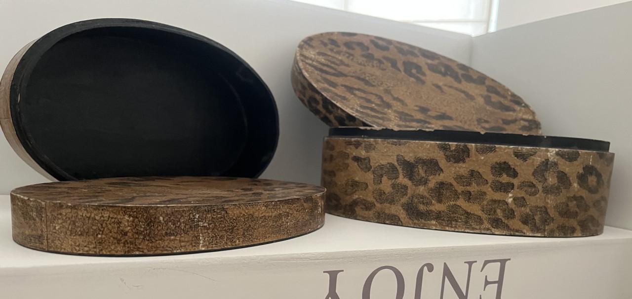 Decoratieve oude spanen doosjes.