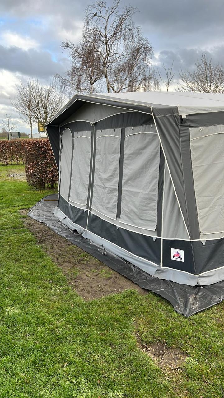 Adria caravan 5004 (met grote voortent)