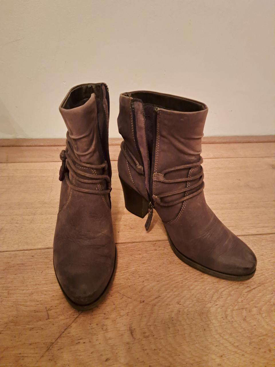 Prachtige bruine, leren laarsjes Tamaris