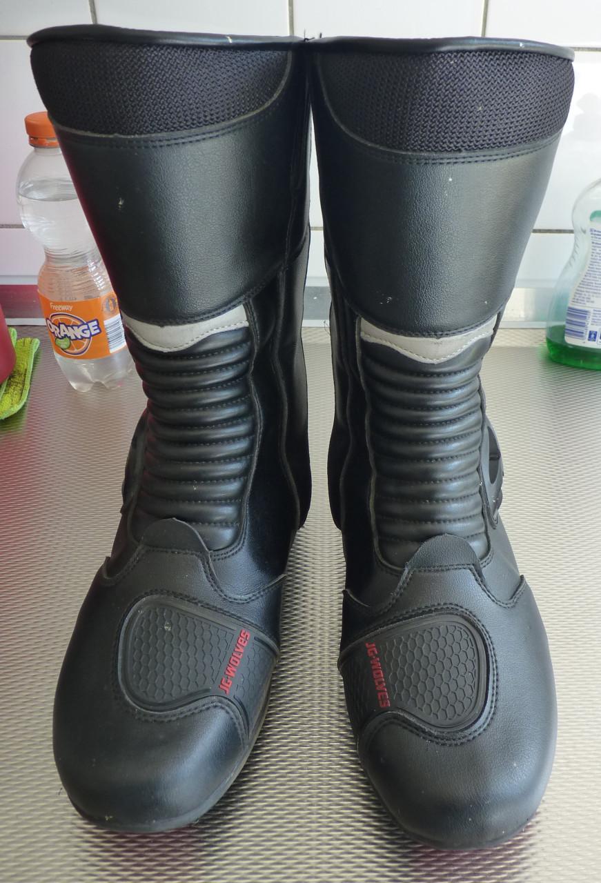 Nagenoeg nieuwe motorlaarzen maat 45 JG.Wolves en Leren motorbroeken.