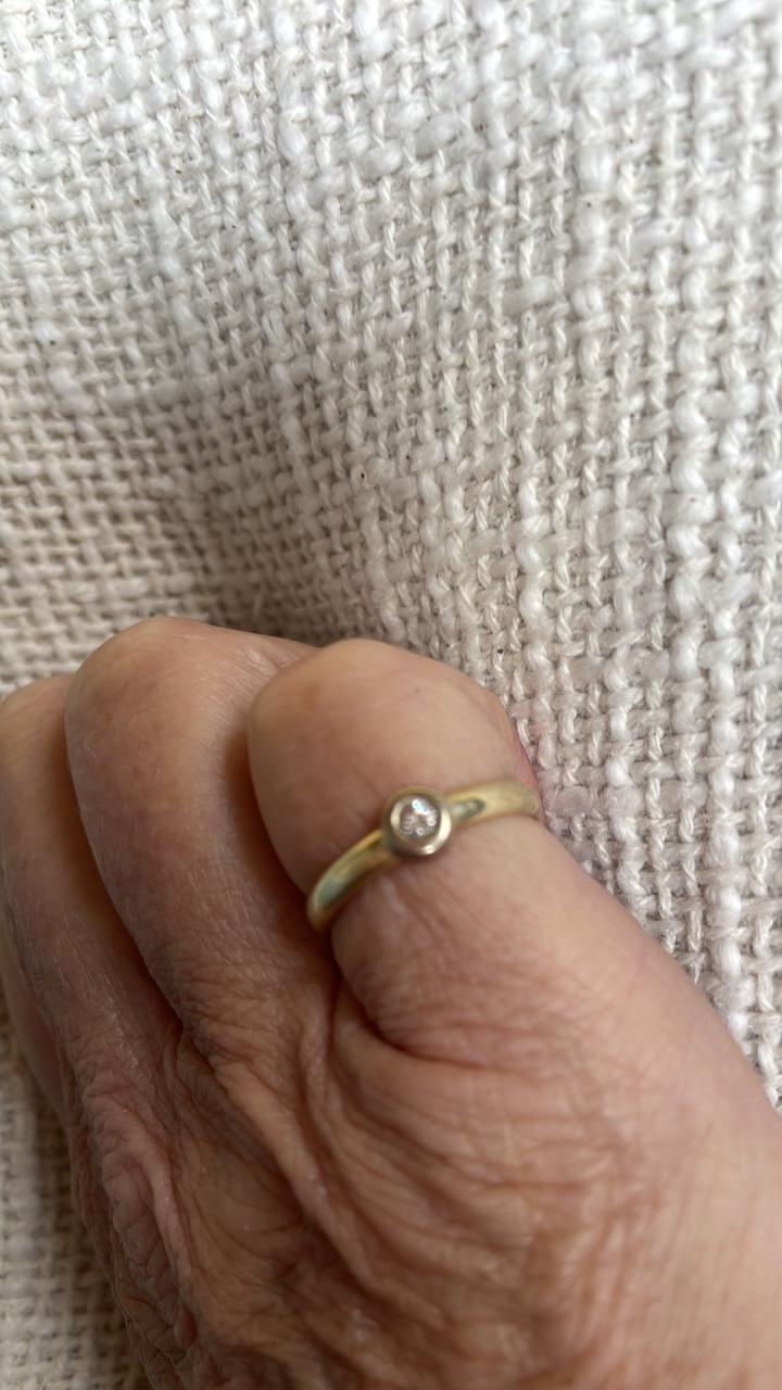 Gouden ring met diamantje