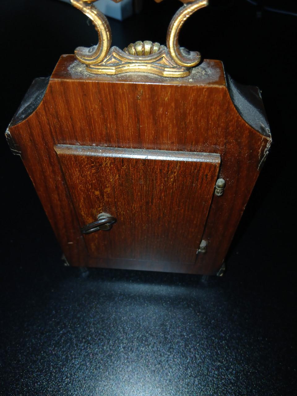 Oude houten tafelklok met Romeinse cijfers