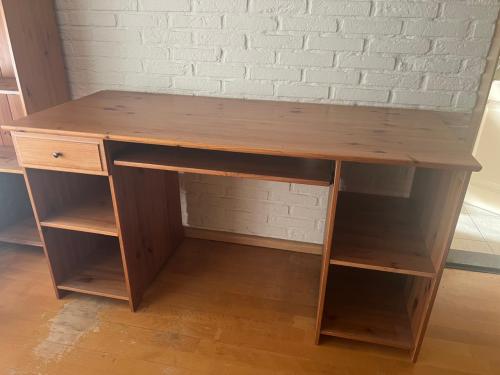 Bureau met lade en opbergruimte
