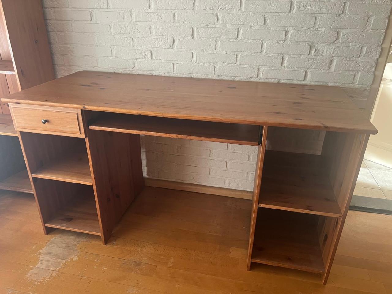 Bureau met lade en opbergruimte