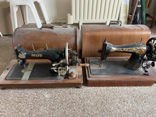2 Ouderwetse naaimachines Pfaff en Singer.
