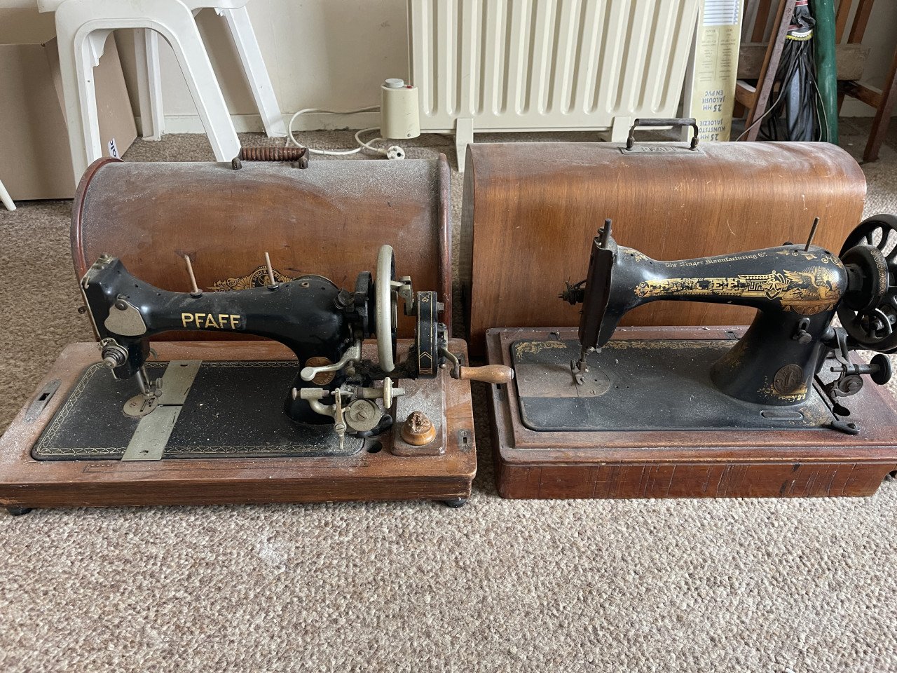 2 Ouderwetse naaimachines Pfaff en Singer.