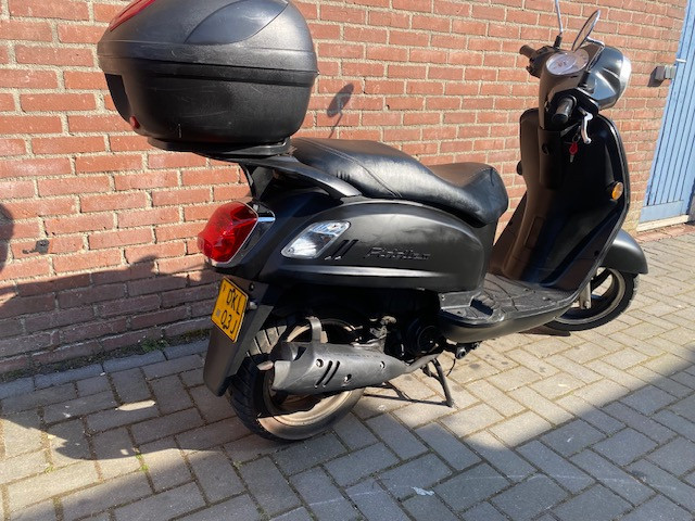 Zeer nette SYM fiddle2 black line 3900km met koffer  alles werkt perfect