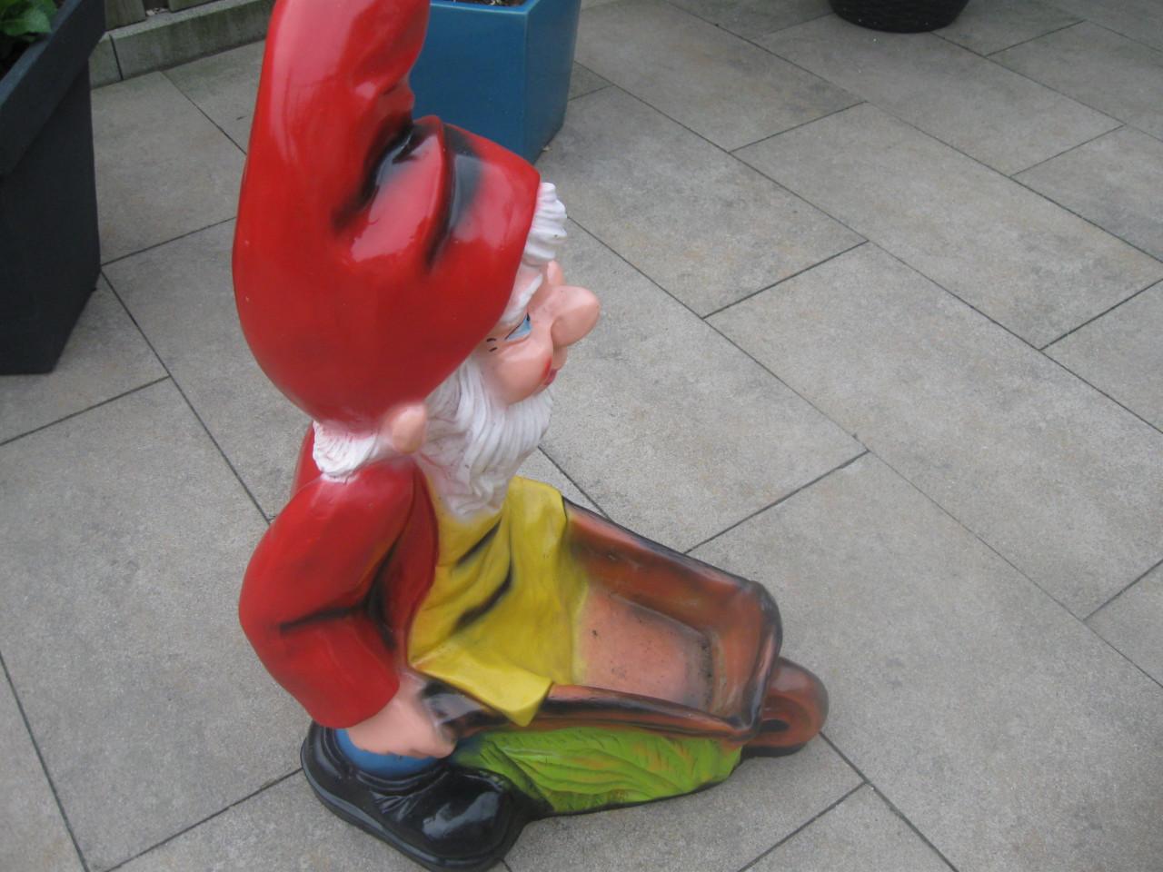 Kunststof tuinkabouter met kruiwagen