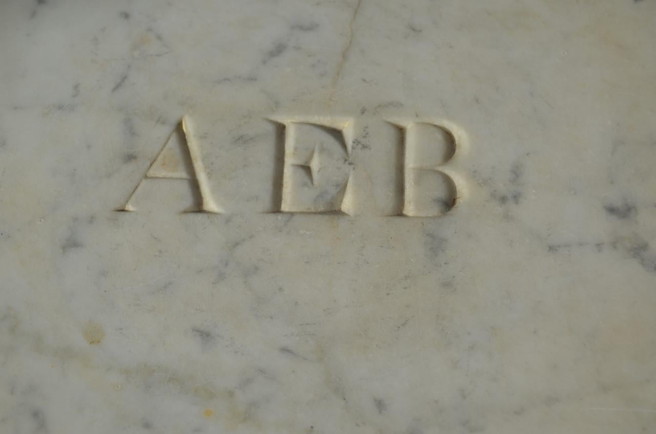 Houten en marmeren stoof met eigendomskenmerk AEB