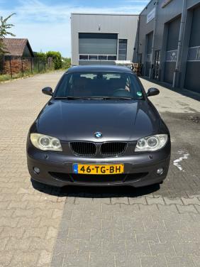 BMW 120i Grijs