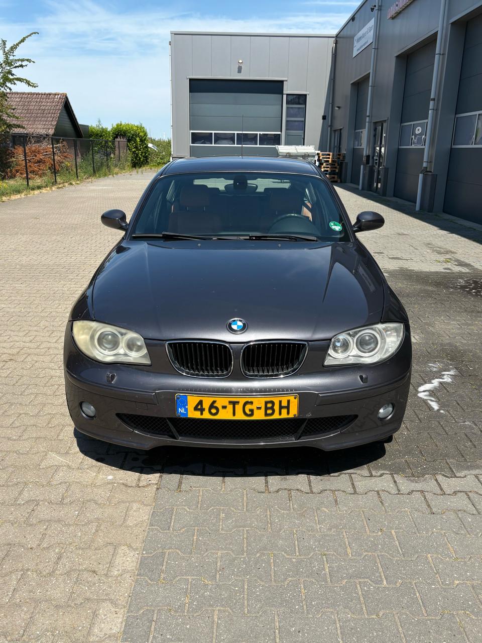 BMW 120i Grijs