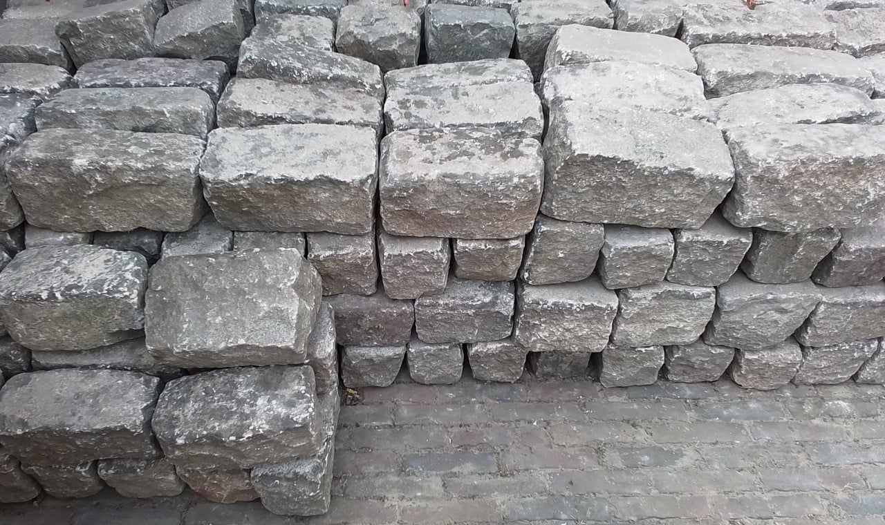 Granieten stapelstenen om een muurtje in wildverband te leggen.