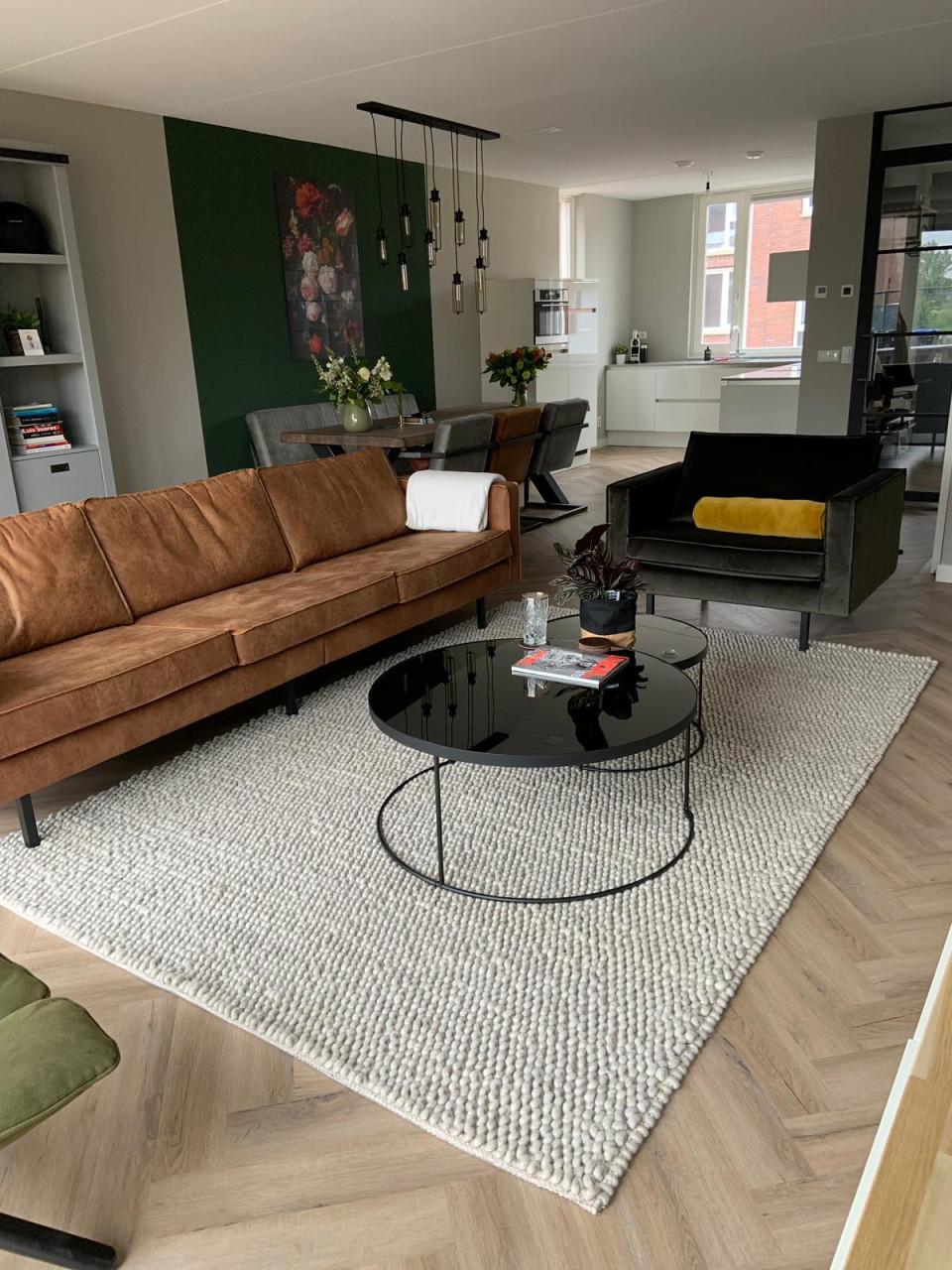 Moderne groene velvet fauteuil – zeer goede staat